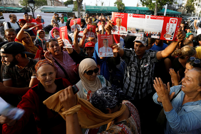 التونسيون يستعدون مع اقتراب انتخابات لا يمكن التنبؤ بنتيجتها