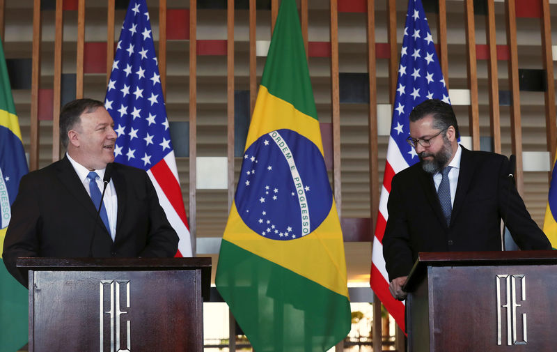 Araújo diz que transmitiu a Pompeo convite de Bolsonaro para Trump visitar Brasil