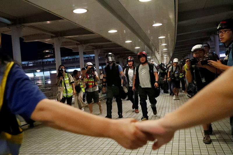 © Reuters. استمرار إغلاق مترو هونج كونج بعد ليلة من الاحتجاجات العنيفة