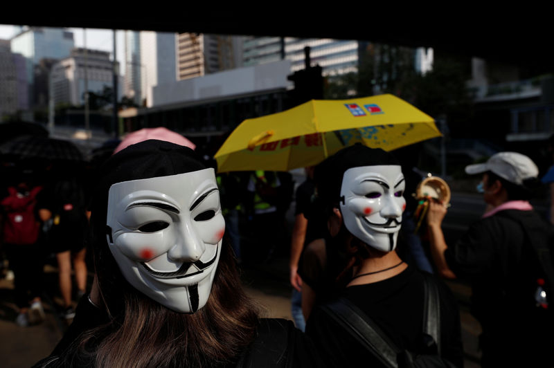 © Reuters. Anti-government protesters wearing masks attend a protest in central Hong Kong