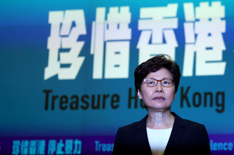 رئيسة هونج كونج التنفيذية: &quot;العنف المفرط&quot; يبرر تطبيق الطوارئ
