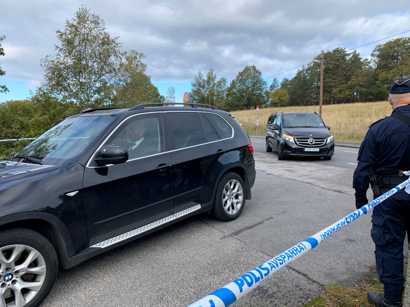 © Reuters. Una caravana de vehículos que transporta a la delegación norcoreana se dirige a Villa Elfvik, en la isla de Lidingo, frente a Estocolmo, Suecia, el 5 de octubre de 2019