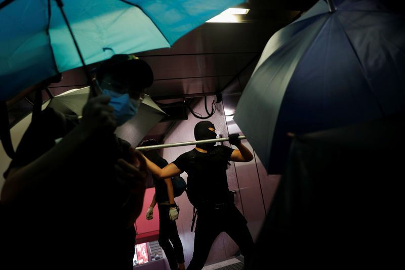 © Reuters. Manifestantes antigubernamentales vandalizan la entrada del metro en el distrito de Causeway Bay en Hong Kong, China, el 4 de octubre de 2019