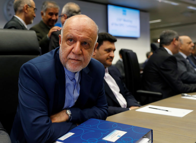 © Reuters. Iran's Oil Minister Bijan Zanganeh listens to journalists at the beginning of an OPEC meeting in Vienna
