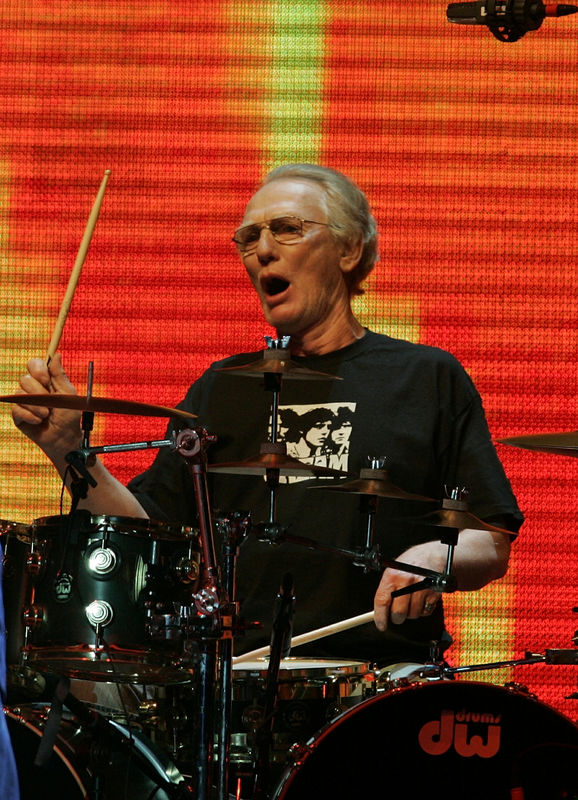© Reuters. Drummer Ginger Baker performs as part of a Cream reunion concert at Madison Square Garden in New Yor..