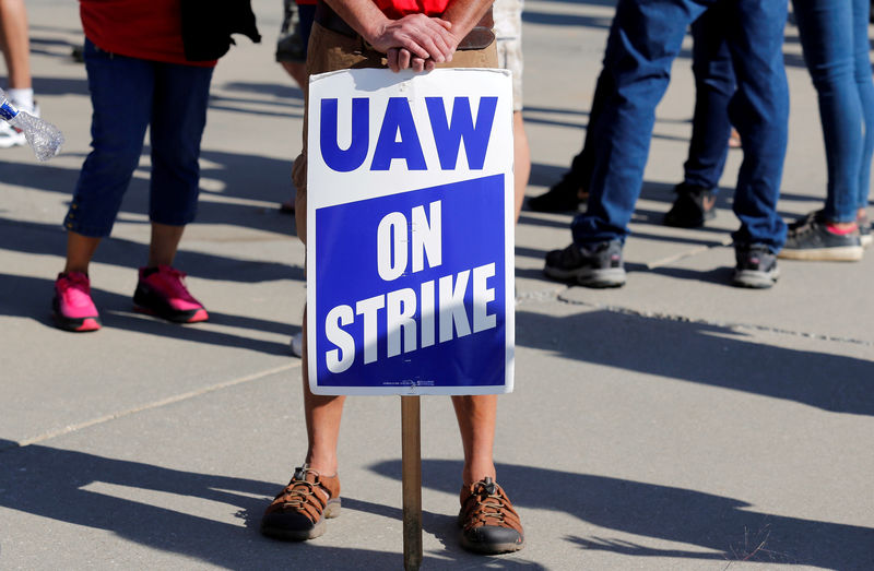 © Reuters. A "UAW On Strike" sign is seen during a rally outside the shuttered GM Lordstown Assembly plant during the United Auto Workers national strike in Lordstown, Ohio