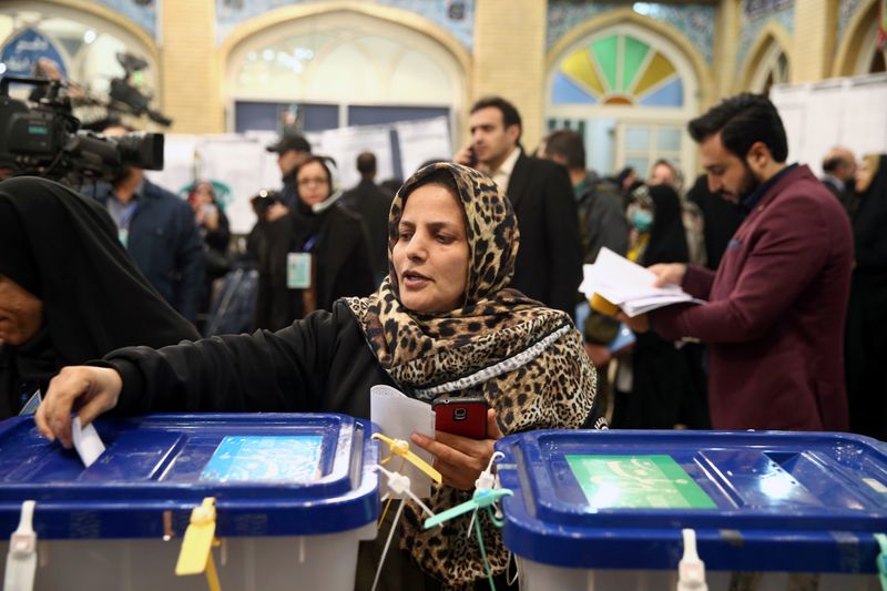 © Reuters. Woman casts her vote during parliamentary elections at a polling station in Tehran