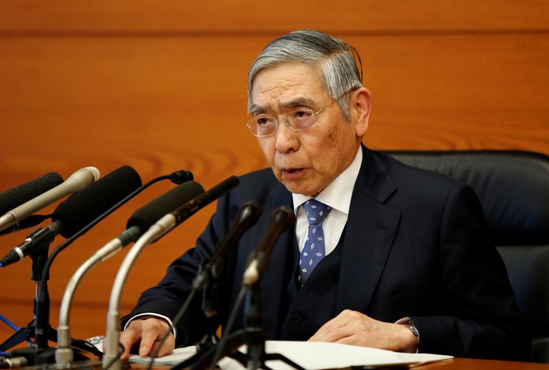 © Reuters. El gobernador del Banco de Japón, Haruhiko Kuroda, habla en una conferencia de prensa en Tokio
