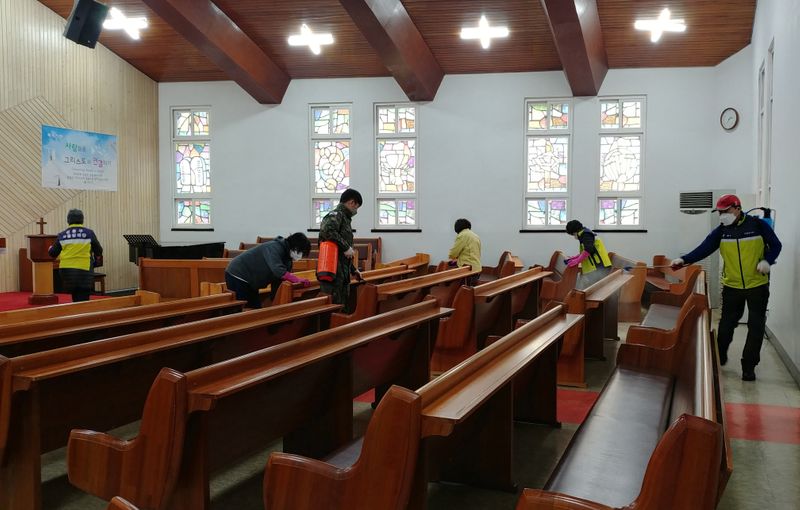 © Reuters. Residents sanitize at a church in Seoul