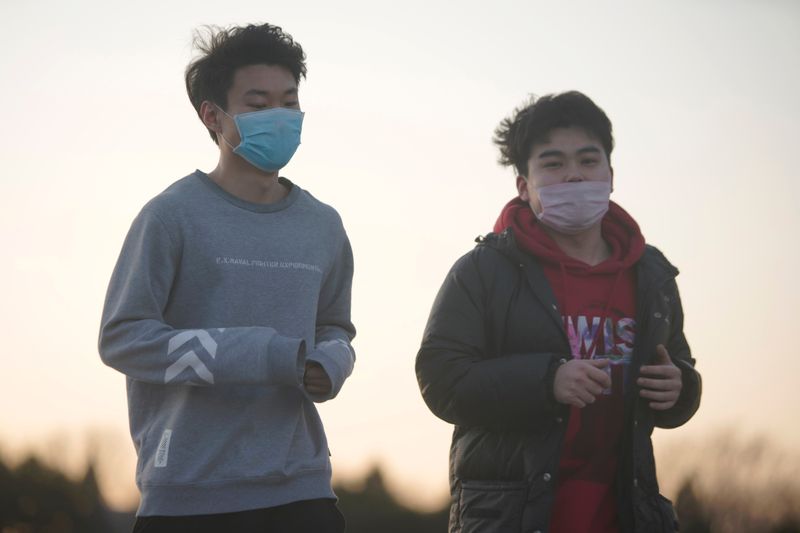 تراجع عدد الإصابات الجديدة بكورونا في الصين وزيادة المخاوف من الانتشار عالميا