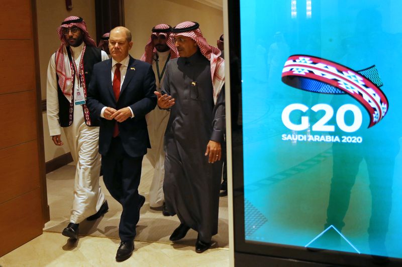 © Reuters. El ministro de Finanzas de Alemania, Olaf Scholz, y su par de Arabia Saudita, Mohammed al-Jadaan, caminan hacia el salón de reuniones de los ministros de Finanzas y banqueros centrales del G-20, en Riad