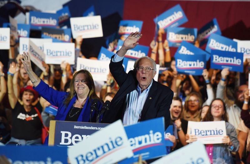 © Reuters. U.S. Democratic presidential candidate Senator Bernie Sanders celebrates after being declared the winner of the Nevada Caucus as he holds a campaign rally in San Antonio, Texas, U.S.