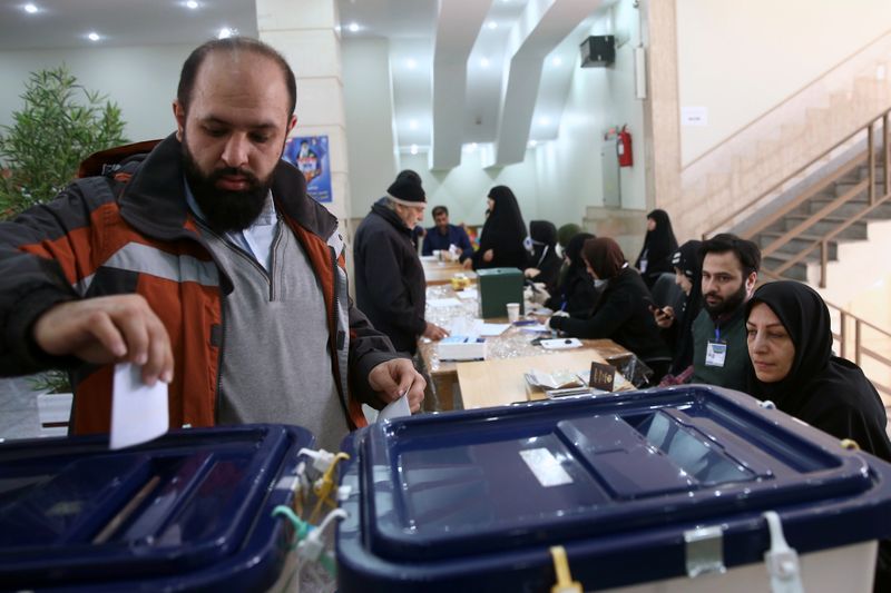 التلفزيون: نسبة الإقبال بالانتخابات البرلمانية الإيرانية بلغت 42 بالمئة
