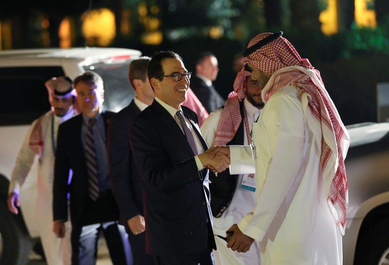 © Reuters. El secretario del Tesoro de los Estados Unidos, Steven Mnuchin, llega para una cena de bienvenida en el Palacio Murabba de Arabia Saudita, durante la reunión del G20 de ministros de finanzas y gobernadores de bancos centrales en Riad.