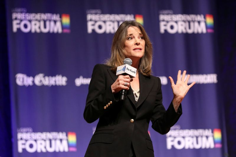 © Reuters. Democratic presidential candidate and author Marianne Williamson speaks at the One Iowa and GLAAD LGBTQ Presidential Forum in Cedar Rapids