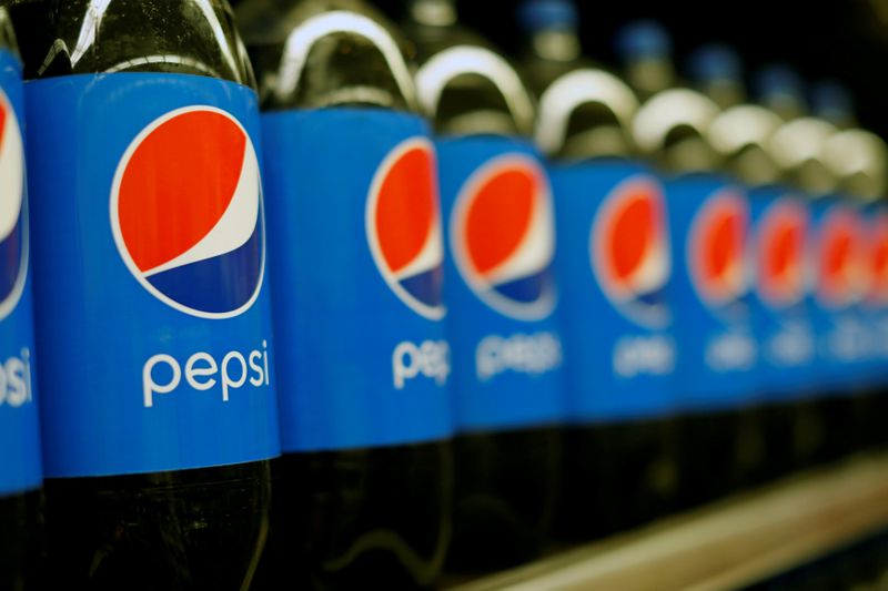 © Reuters. FILE PHOTO: Bottles of Pepsi are pictured at a grocery store in Pasadena