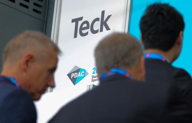 © Reuters. FILE PHOTO: Visitors pass a logo of Teck Resources Ltd mining company during the PDAC convention in Toronto