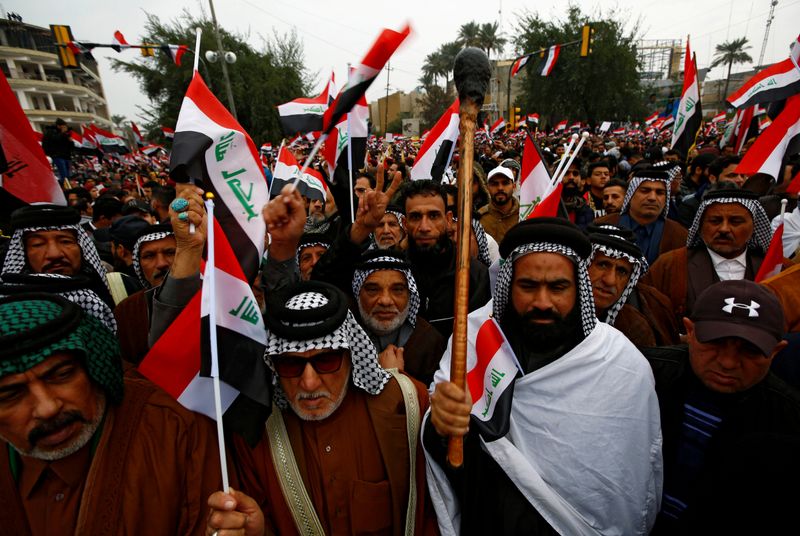 © Reuters. FILE PHOTO: Supporters of Iraqi Shi'ite cleric Moqtada al-Sadr protest against the U.S. military presence in Iraq, in Baghdad