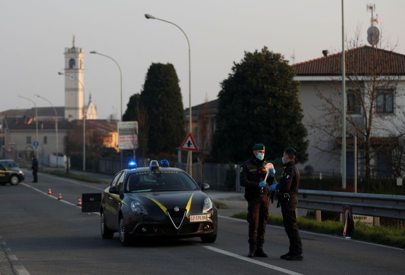 © Reuters. مباريات الدوري الإيطالي ستقام بدون جمهور إذا وافقت الحكومة