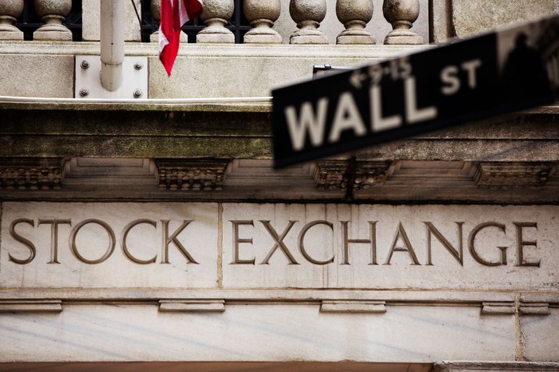 © Reuters. FOTO DE ARCHIVO: Un letrero de la calle de Wall Street cuelga frente a la Bolsa de Nueva York