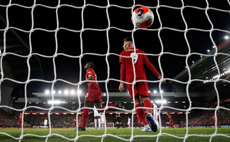 © Reuters. ليفربول يقاتل أمام وست هام لينتصر في مواجهة مثيرة من خمسة أهداف