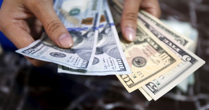 Доллар остановил подъем к азиатским валютам из-за резкого усиления ожиданий снижения ставки