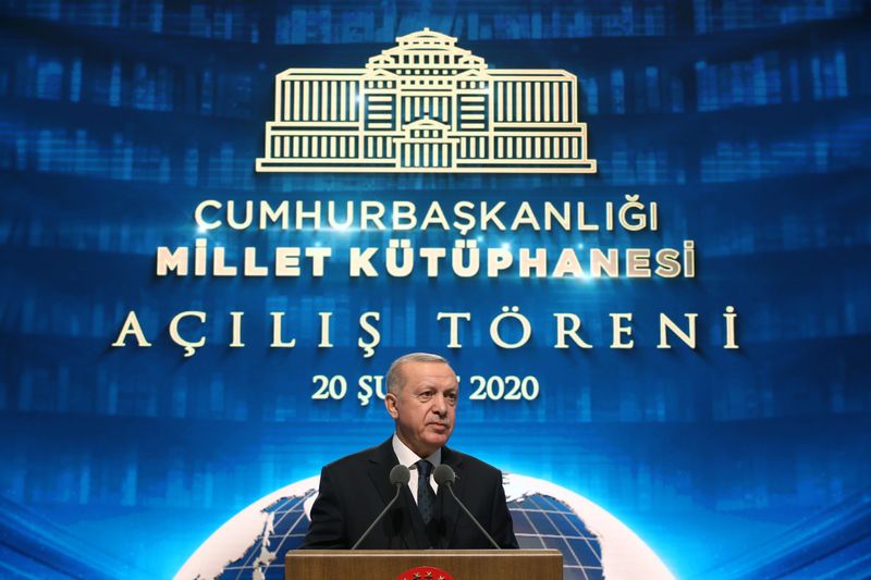 © Reuters. Turkish President Tayyip Erdogan addresses the audience during a ceremony at the Presidential Palace in Ankara