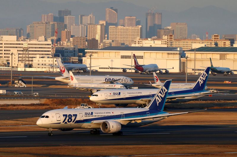 © Reuters. FILE PHOTO: ANA's Boeing 787 taxis in front of other aircraft at the Tokyo International Airport in Tokyo