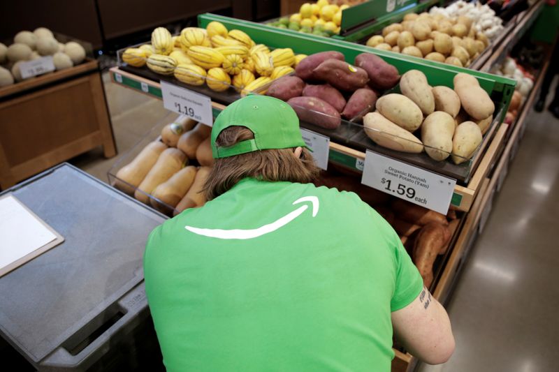 © Reuters. A worker inspects produce during a tour of at an Amazon checkout-free, large format grocery store in Seattle