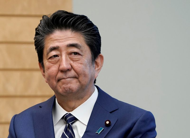 © Reuters. Japanese Prime Minister Shinzo Abe listens to IAEA Director General Rafael Grossi at the prime minister's official residence in Tokyo