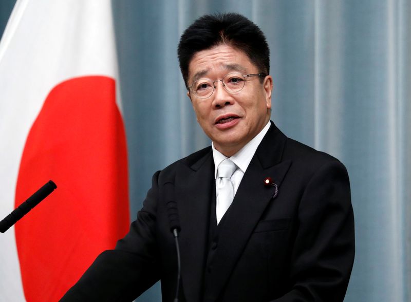 © Reuters. FOTO DE ARCHIVO: El Ministro de Salud, Trabajo y Bienestar de Japón, Katsunobu Kato, asiste a una conferencia de prensa en la residencia oficial del Primer Ministro Shinzo Abe en Tokio, Japón