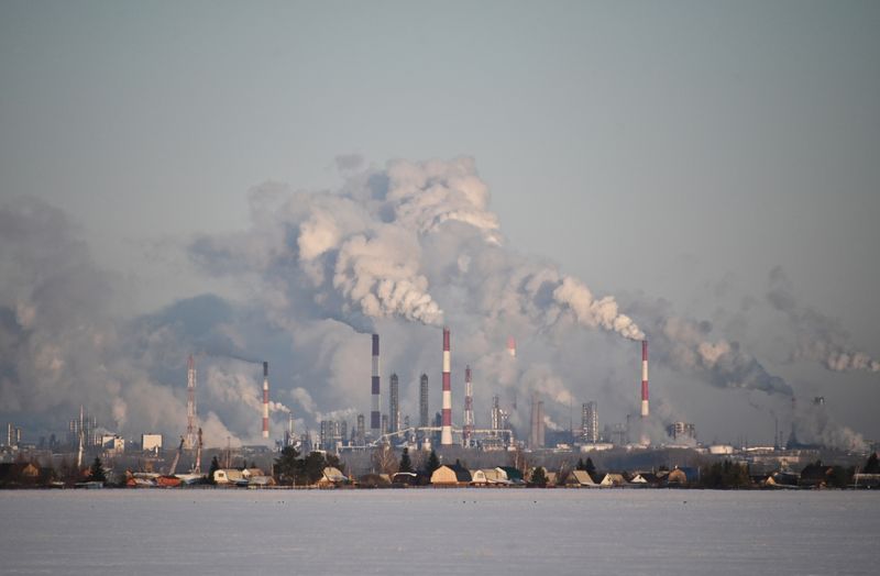 © Reuters. FILE PHOTO: A view shows the Gazprom Neft's oil refinery in Omsk, Russia