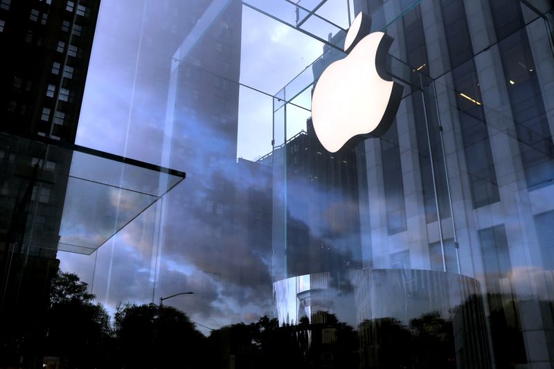 © Reuters. FILE PHOTO: The Apple Inc. logo is seen hanging at the entrance to the Apple store on 5th Avenue in New York