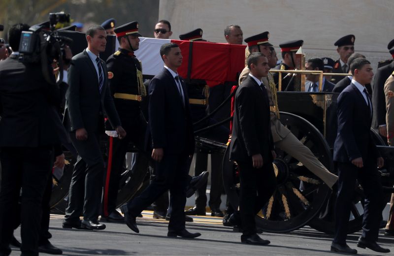 © Reuters. تشييع رئيس مصر الأسبق مبارك في جنازة عسكرية