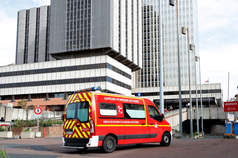 © Reuters. Ambulância chega a hospital de Bichat, em Paris