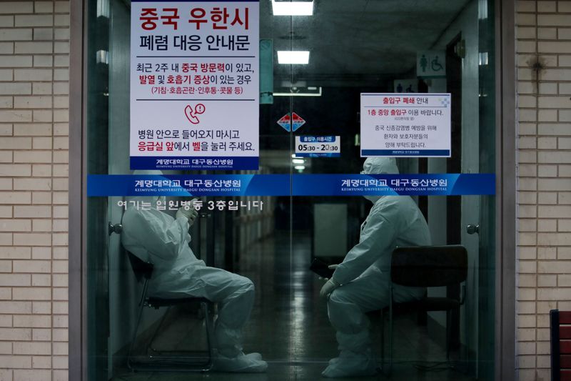 © Reuters. Medical workers stand by at a hospital in Daegu