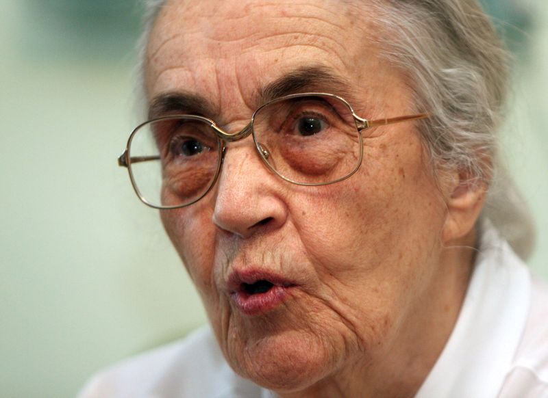 وفاة أرملة دكتاتور ألبانيا الراحل أنور خوجة عن عمر 99 عاما