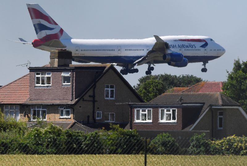 © Reuters. A British Airways Boeing 747 comes in to land at Heathrow aiport in London