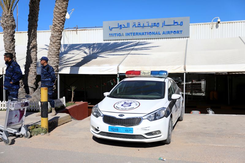 © Reuters. بيان: وقف الرحلات في مطار معيتيقة الليبي بسبب القصف