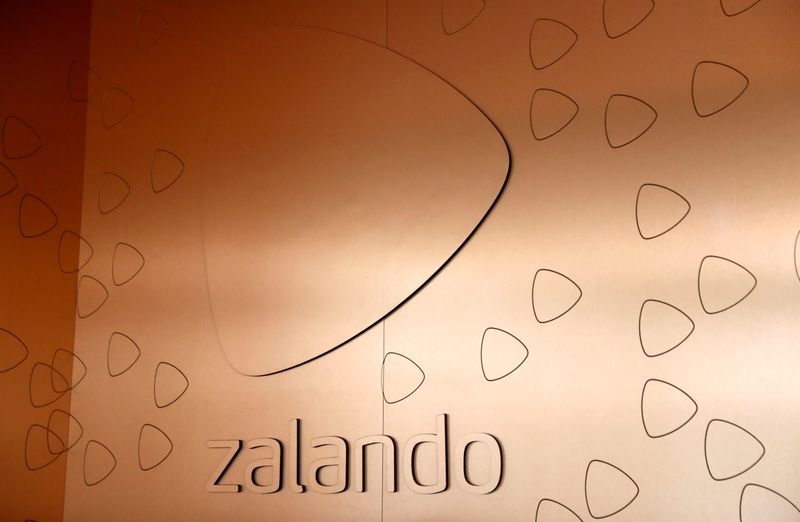 © Reuters. FILE PHOTO: The logo of fashion retailer Zalando is pictured in an office building in Berlin
