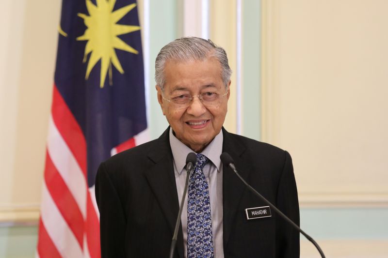 © Reuters. Malaysia's Prime Minister Mahathir Mohamad speaks during a joint news conference with Pakistan's Prime Minister Imran Khan (not pictured) in Putrajaya