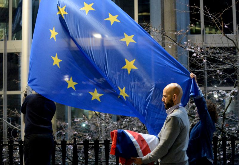 © Reuters. FOTO DE ARCHIVO: Trabajadores reemplazan la bandera británica fuera del edificio del Parlamento Europeo por la de la Unión Europea, en Bruselas, Bélgica