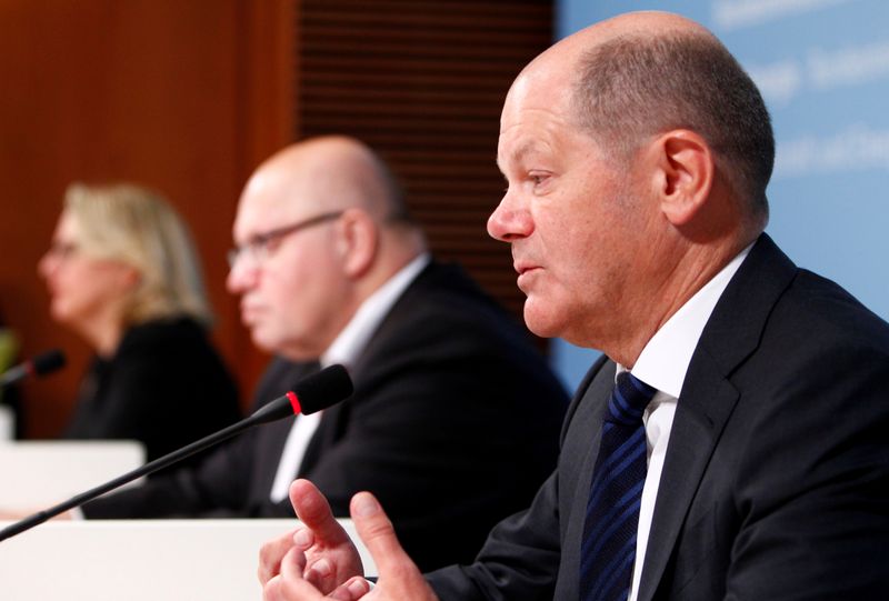 © Reuters. FOTO DE ARCHIVO: El Ministro de Economía y Energía de Alemania, Altmaier, el Ministro de Medio Ambiente, Schulze, y el Ministro de Finanzas, Scholz, celebran una conferencia de prensa en Berlín.