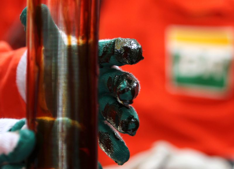 © Reuters. A worker checks oil at the Cidade Angra dos Reis offshore platform at the Lula oil field, about 300 km from the coast of Rio de Janeiro