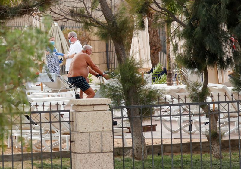 Dezenas de pessoas são liberadas de hotel isolado devido ao coronavírus em Tenerife