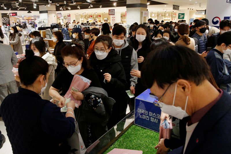 © Reuters. 韓国、新型ウイルス感染者は256人増の2022人＝当局
