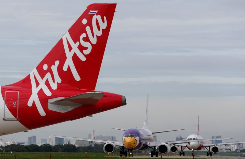 © Reuters. Air Asia plane prepares for take off at Don Mueang International Airport in Bangkok