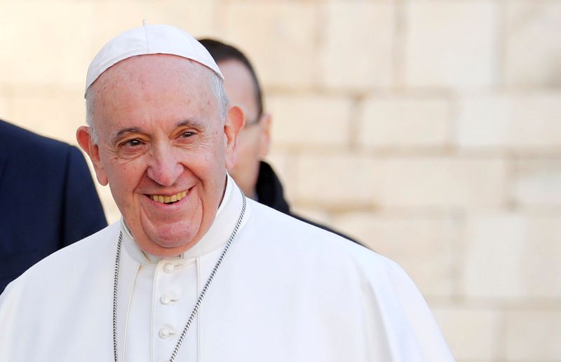 © Reuters. Pope Francis visits Bari