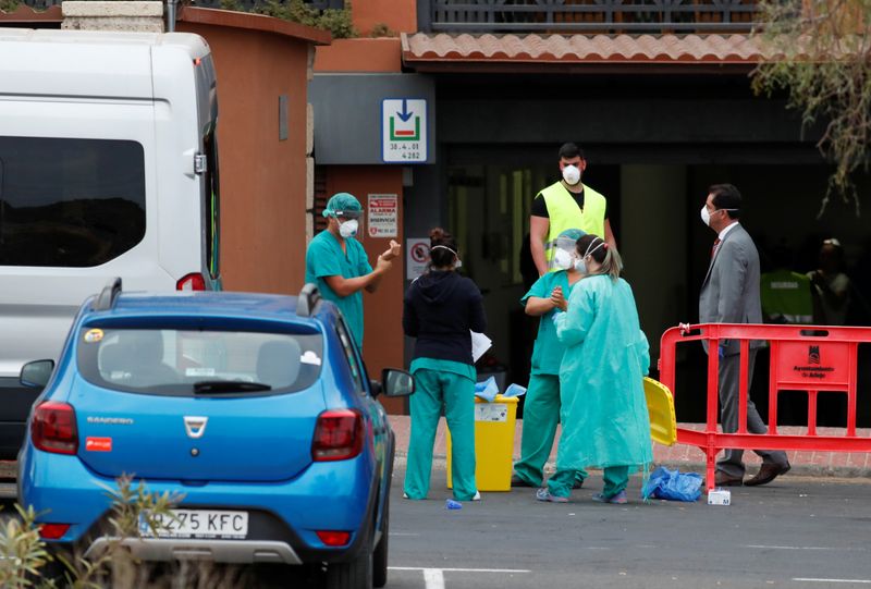 © Reuters. El personal médico se prepara para atender a los huéspedes que salen del hotel H10 Costa Adeje Palace, cerrado después de que el nuevo coronavirus haya sido confirmado en Adeje, Tenerife, España