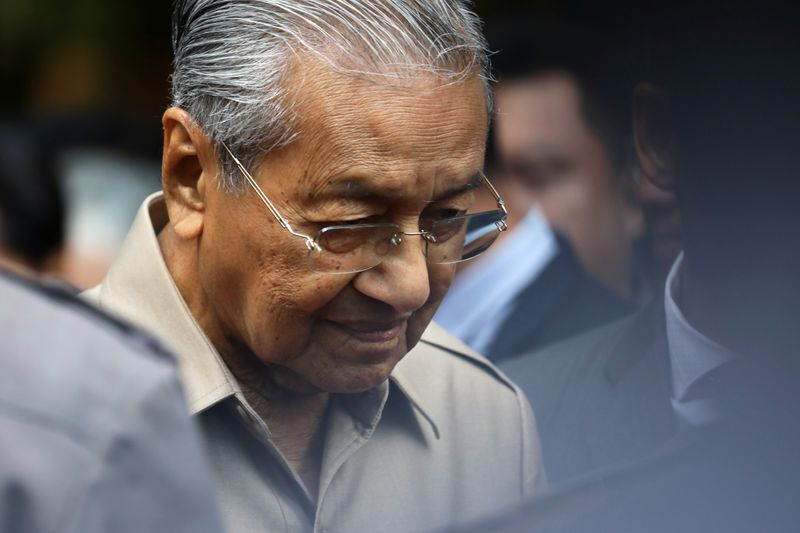 © Reuters. Malaysia's Interim Prime Minister Mahathir Mohamad leaves after an event in Kuala Lumpur